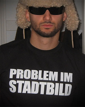 BBU LAB – schwarzes T-Shirt mit Schriftzug „Problem im Stadtbild“, Statement gegen rassistische Polizeigewalt - detailansicht
